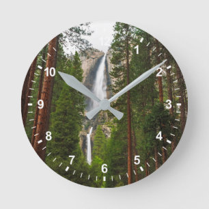 Horloge Ronde Yosemite Falls à travers la forêt