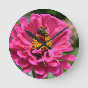 Horloge Ronde Zinnia rose et Bumble bee