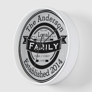 Horloge Style de logo rétro personnalisé au nom de famille