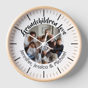 Horloge Typographie photo personnalisée Grandchildren name