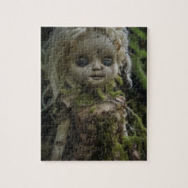 Horror Creepy Doll im Wald