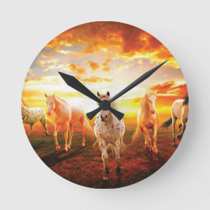 Horses at sunset throw pillow runde wanduhr
