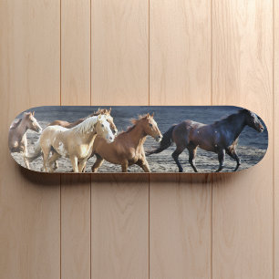 Horses Galloping en Surf Skateboard