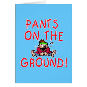 Hosen auf dem Grundt-shirt und dem Kleid