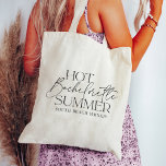 Hot Bachelorette Summer Custom Junggeselinnen-Absc Tragetasche<br><div class="desc">Passende Tasche für Ihre sommerliche bachelorette-Reise Funktion "Hot Bachelorette Summer" in trendiger Typografie mit einer Reihe von benutzerdefinierten Text unten; gezeigt mit dem Ziel und Jahr.</div>