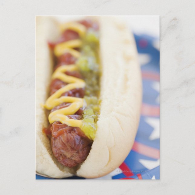 Hot Dog auf Red, White und Blue Plate Postkarte (Vorderseite)