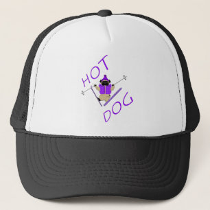 Hot Dog Funny Skifahren Mops Lila Jacket und Skis Truckerkappe