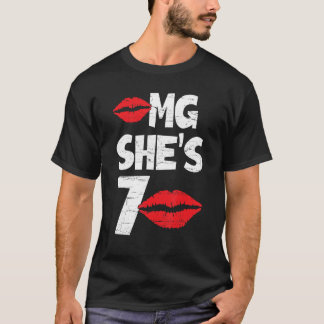 Hot Lip OMG Sie ist 70 Jahre alt glücklich Geburts T-Shirt