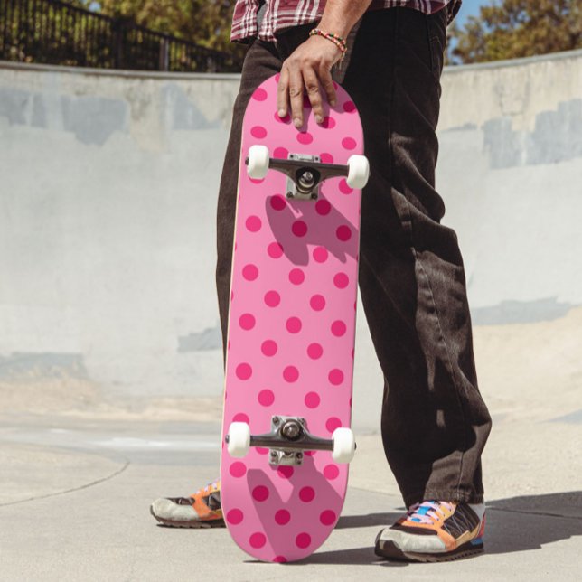 Hot Pink auf rosa Polka Dots Design Skateboard (Von Creator hochgeladen)
