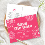 Hot Pink Bat Mitzvah Save the Date Sternexplosion  Einladungspostkarte<br><div class="desc">Achten Sie darauf, dass alle Ihre Freunde und Verwandten den Meilenstein Ihrer Tochter Bat Mitzvah feiern können! Senden Sie diese lustige, boho Retro, personalisierte "Save the Date" Ankündigung Postkarte. Retro-Sternexplosionen in Rosa und Rosa mit Stars von David, sowie kühne moderne rot-weiße Sans Serif Typografie, überlagern einen hellrosa Korallenhintergrund. Personalisieren Sie...</div>