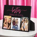 Hot Pink Besties Freunde 3 Foto Collage Keepake Fotoplatte<br><div class="desc">Feiern Sie Ihre Freundschaft mit den Hot Pink Besties Friends 3 Foto Collage Keepake Plaque. Diese lebendige und personalisierte Plaque besticht durch ein stilvolles, hellrosa Design und eine wunderschön gestaltete Collage aus drei hochgeschätzten Fotos. Es ist aus hochwertigen Materialien gefertigt und eignet sich ideal für die Darstellung auf einem Schreibtisch,...</div>