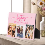 Hot Pink Besties Freunde 3 Foto Collage Keepake Fotoplatte<br><div class="desc">Feiern Sie Ihre Freundschaft mit den Hot Pink Besties Friends 3 Foto Collage Keepake Plaque. Diese lebendige und personalisierte Plaque besticht durch ein stilvolles, hellrosa Design und eine wunderschön gestaltete Collage aus drei hochgeschätzten Fotos. Es ist aus hochwertigen Materialien gefertigt und eignet sich ideal für die Darstellung auf einem Schreibtisch,...</div>