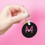 Hot Pink Black Modern Script Name Girl Monogram Schlüsselanhänger<br><div class="desc">Behalt deine Schlüssel stilvoll mit unserem Hot Pink Modern Script Girly Monogram Name Schlüsselanhänger! Dieser Schlüsselanhänger mit seinem lebhaften, rosafarbenen Design ist mit Ihrem Namen in einem schicken, modernen Drehbuch für eine maßgeschneiderte, modische Touch personalisiert. Ideal, um einen Flair in Ihre Tasche zu stecken, sowohl praktisch als auch stilvoll. Dieser...</div>