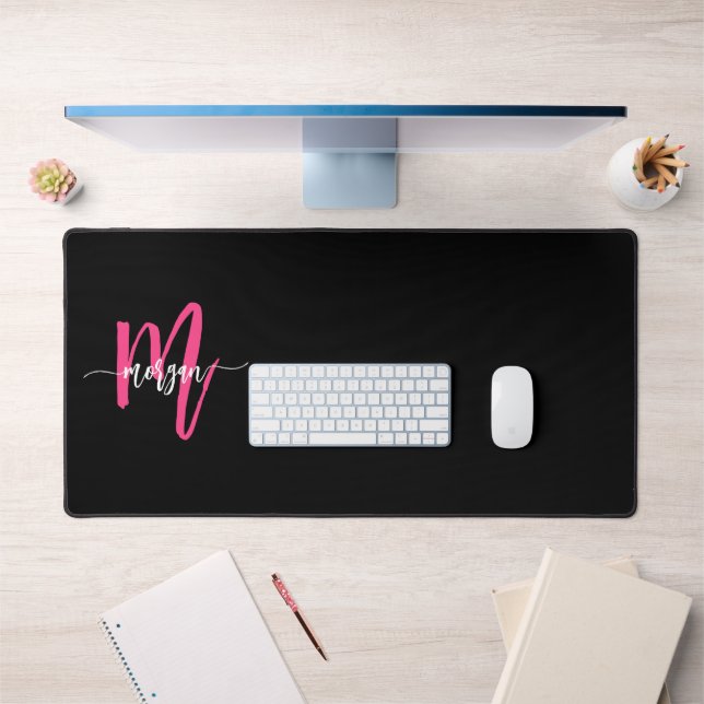 Hot Pink Black Modern Script Name Girl Monogram Schreibtischunterlage (Büro 1)