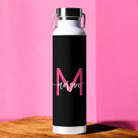 Hot Pink Black Modern Script Name Girl Monogram Trinkflasche<br><div class="desc">Bleibe mit unserem Hot Pink Modern Script Girly Monogram Name Water Flasche in stilvoller Weise hydriert! Diese Wasserflasche ist mit einem kühnen, rosafarbenen Design personalisiert und mit Ihrem Namen in einem eleganten, modernen Drehbuch für eine schicke, individuelle Touch. Er ist perfekt für Schulungen, Trainings oder unterwegs. Er ist aus langlebigen...</div>