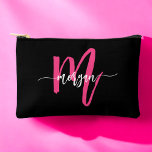 Hot Pink Black Monogram Name Girl's Script Zubehörtasche<br><div class="desc">Organisieren Sie Ihre Essentials stilvoll mit unserem Hot Pink Monogram Name Girl's Script Accessory Pouch! Mit seinem kühnen, rosa Design ist dieser Beutel mit Ihrem Namen in einem eleganten Script-Schriftart personalisiert für eine schicke, individuelle Touch. Perfekt für die Lagerung von Kosmetika, Schreibwaren oder kleinen Accessoires, kombiniert es Praktikabilität mit Flair....</div>