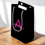 Hot Pink Black Script Name der Girl Monogram Kleine Geschenktüte<br><div class="desc">Schwarz und Heiß rosa Einfache Skriptmonogramm Name Geschenktasche. Das macht den perfekten 16 Geburtstag,  Hochzeit,  Brautparty,  Jubiläum,  Babydusche oder Junggeselinnen-Abschied Geschenktasche für jemanden,  der Lieben glamourösen Luxus und schicke Stile.</div>