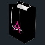 Hot Pink Black Script Name der Girl Monogram Mittlere Geschenktüte<br><div class="desc">Schwarz und Heiß rosa Einfache Skriptmonogramm Name Geschenktasche. Das macht den perfekten 16 Geburtstag,  Hochzeit,  Brautparty,  Jubiläum,  Babydusche oder Junggeselinnen-Abschied Geschenktasche für jemanden,  der Lieben glamourösen Luxus und schicke Stile.</div>