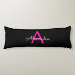 Hot Pink Black Script Name der Girl Monogram Seitenschläferkissen<br><div class="desc">Schwarz und Heiß rosa einfache Script Monogram Name Body Kissen. Das Kissen macht den perfekten 16 Geburtstag,  Hochzeit,  Brautparty,  Babydusche oder Junggeselinnen-Abschied Geschenk für jemanden,  der sein Zimmer in Rose Gold dekoriert.</div>