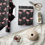 Hot Pink Flamingo Flock Nahtloses Design Geschenkpapier<br><div class="desc">Eine lebendige tropische Drehung für jeden Anlass! Dieses nahtlose, rosa Flamingo-Muster auf einem schwarzen Hintergrund verleiht Ihren Geschenkpräsentationen einen strahlenden Farbton und einen strahlenden Charme. Ideal für Sommergeburtstage, Junggeselinnen-Abschied, Hochzeiten am Strand und tropische Feste. Fügen Sie Ihrem Geschenk einen Prunk Küstenspass hinzu und machen Sie jedes Paket unvergesslich mit diesem...</div>