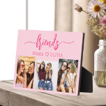 Hot Pink Friends 3 Foto Freundschaftskollektion Fotoplatte<br><div class="desc">Feiern Sie Ihre Freundschaft mit den Hot Pink Besties Friends 3 Foto Collage Keepake Plaque. Diese lebendige und personalisierte Plaque besticht durch ein stilvolles, hellrosa Design und eine wunderschön gestaltete Collage aus drei hochgeschätzten Fotos. Es ist aus hochwertigen Materialien gefertigt und eignet sich ideal für die Darstellung auf einem Schreibtisch,...</div>