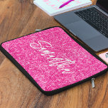 Hot Pink Glitzer Pinselstrichname Laptopschutzhülle<br><div class="desc">Erstellen Sie Ihren eigenen Hot-Pink-Luxus-Glitzer mit Namen oder Monogramm. Passen Sie den Stil und die Größe des Schriftartes an. Es gibt andere Schriftart-Stile im System. Verschieben,  duplizieren oder löschen Sie die Imitate funkeln Grafik.</div>