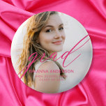 Hot Pink Graduate Einfaches Skript Minimalistische Button<br><div class="desc">Erhöhen Sie Ihre Abschluss-Feier mit unserem Graduate Simple Modern Script Minimalistisch Foto Button. Dieses elegante und stilvolle Accessoire verbindet moderne Schrifttypografie mit minimalistischen Designelementen für eine anspruchsvolle Touch. Mit diesem Knopf, der Ihr Abschluss-Foto als Mittelpunkt dient, wird das Wesentliche Ihres Erfolgs erfasst und gleichzeitig eine persönliche Touch zu Ihrem Ensemble...</div>