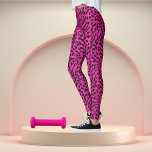 Hot Pink Leopard Safari Print Leggings<br><div class="desc">Die blau-rosa Leopardendrucke von Safari sind eine kühne und modische Wahl mit einem lebendigen grünen Hintergrund und einem aufwändigen Leopardenmuster. Die einzigartige Kombination aus der markanten heißen Rosa und dem klassischen Leopardenprint schafft eine faszinierende Verbindung moderner und animalistischer Ästhetik. Diese Leggings sind vielseitig und eignen sich sowohl für lässige als...</div>