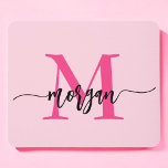 Hot Pink Modern Script Girl Monogram Name Mousepad<br><div class="desc">Fügen Sie Ihrem Arbeitsbereich mit unserem Hot Pink Modern Script Girly Monogram Name Mouse Pad einen Pop Farbe hinzu! Dieses Mouse-Pad vereint Stil mit Praxisnähe und zeichnet sich durch ein lebhaftes, rosa Design aus, das mit Ihrem Namen in einem schicken, modernen Drehbuch personalisiert ist. Die glatte Oberfläche sorgt für präzise...</div>