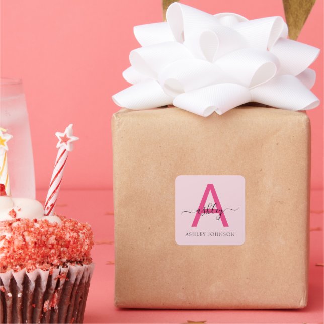 Hot Pink Modern Script Girl Monogram Name Quadratischer Aufkleber (Party)
