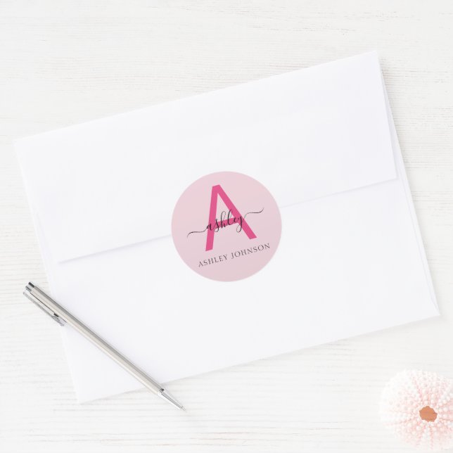 Hot Pink Modern Script Girl Monogram Name Runder Aufkleber (Umschlag)