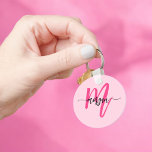 Hot Pink Modern Script Girl Monogram Name Schlüsselanhänger<br><div class="desc">Behalt deine Schlüssel stilvoll mit unserem Hot Pink Modern Script Girly Monogram Name Schlüsselanhänger! Dieser Schlüsselanhänger mit seinem lebhaften, rosafarbenen Design ist mit Ihrem Namen in einem schicken, modernen Drehbuch für eine maßgeschneiderte, modische Touch personalisiert. Ideal, um einen Flair in Ihre Tasche zu stecken, sowohl praktisch als auch stilvoll. Dieser...</div>