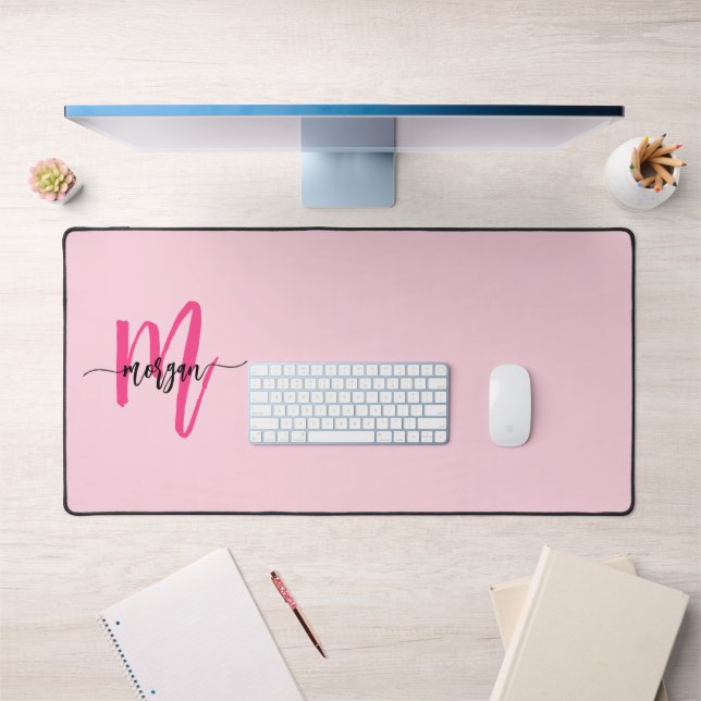 Hot Pink Modern Script Girl Monogram Name Schreibtischunterlage (Büro 1)
