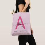 Hot Pink Modern Script Girl Monogram Name Tasche<br><div class="desc">Mit dieser Tasche aus Monogramm heben Sie Ihren Alltag auf. Diese Tasche mit einem auffälligen, rosa Buchstaben "A" und einem eleganten Drehbuch, das Ihren Namen personalisiert, verbindet modernen Minimalismus mit einer gürtelhaften Touch. Das geräumige, langlebige Design macht es zu einem perfekten Accessoire für jeden Anlass - egal ob Sie Aufträge...</div>