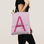 Hot Pink Modern Script Girl Monogram Name Tasche<br><div class="desc">Mit dieser Tasche aus Monogramm heben Sie Ihren Alltag auf. Diese Tasche mit einem auffälligen, rosa Buchstaben "A" und einem eleganten Drehbuch, das Ihren Namen personalisiert, verbindet modernen Minimalismus mit einer gürtelhaften Touch. Das geräumige, langlebige Design macht es zu einem perfekten Accessoire für jeden Anlass - egal ob Sie Aufträge...</div>
