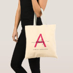 Hot Pink Modern Script Girl Monogram Name Tragetasche<br><div class="desc">Die personalisierte Tasche ist eine perfekte Mischung aus Stil und Praxisnähe. Das hellrosa Monogramm-Set mit einem weichen, blütengrünen Hintergrund. Ideal für den anspruchsvollen Menschen, der sowohl Form als auch Funktion schätzt, ist diese Tasche ebenso vielseitig wie elegant. Egal ob Sie auf dem Markt sind, im Fitnessraum oder einfach nur einen...</div>