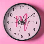 Hot Pink Modern Script Girl Monogram Name Uhr<br><div class="desc">Machen Sie mit unserer Hot Pink Modern Script Girly Monogram Name Large Clock eine mutige Aussage in Ihrem Raum! Mit einem lebhaften, heißen rosa Design und personalisiert mit Ihrem Namen in einem eleganten, modernen Drehbuch fügt diese Uhr jedem Zimmer eine stilvolle und persönliche Touch hinzu. Ideal für Schlafzimmer, Büroräume oder...</div>