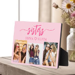 Hot Pink Sisters 3 Foto Collage Keepake Geschenk Fotoplatte<br><div class="desc">Feiern Sie die Schwesternschaft mit der Sisters 3 Foto Collage Keepake Geschenkplatte. Diese personalisierte Tafel besticht durch eine wunderschön gestaltete Collage aus drei hochgeschätzten Fotos, die unvergessliche Momente vereint. Es ist aus hochwertigen Materialien gefertigt und eignet sich ideal für die Darstellung auf einem Schreibtisch, Regal oder Wand. Das herzliche Design...</div>