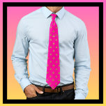 Hot Pink und Gold Dreiecke Muster Krawatte<br><div class="desc">Hot Pink und Gold Dreiecke Muster Krawatte. Wearable Luxe mit einer Touch von Bling aus dem Loud und Sassy Geschäft. Kühne,  lebendig,  und so draußen! Ein stilvolles Geschenk und ein großartiges kleine Geschenk,  Abschluss,  Party,  Verlobung,  Hochzeitskleidung. Das perfekte Geschenk für ihn,  sie,  sie!</div>