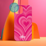 Hot Pink und White Girly Hearly - Name des Skripts iPhone 15 Hülle<br><div class="desc">Helle, heiße, rosa und weiße, kurvige Linien und ein Herz. Ein psychedelisches Muster mit fetten Streifen und einem Vornamen. Das moderne Drehbuch mit swashes fügt diesem Retro-Design eine moderne Touch hinzu. Fügen Sie Ihren Namen hinzu oder löschen Sie den Text für ein lustiges weibliches Cover. Wenn Ihre Kunst noch angepasst...</div>