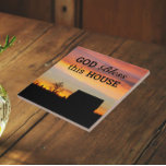 House Sessing Sunset Silhouette Fliese<br><div class="desc">Keramik Kachel mit dem Foto eines bunten Sonnenuntergangs zusammen mit einem Haussegen, der "Gott segne dieses Haus" in schwarzer Schrift sagt. Wählen Sie Ihre Kachelgröße aus. Macht ein nachdenkliches Geschenk für Familie und Freunde.</div>