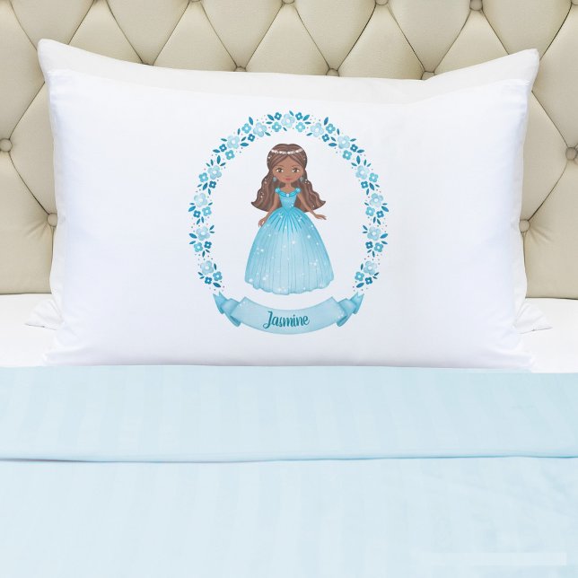 Housse D'oreillers Conte de Fairytale personnalisée Princess Girl Pil (A cute girls blue princess pillowcase. Personalize it with your girls name. So cute for her bed.)