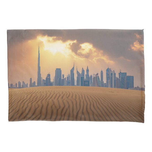 Housse D'oreillers Deserts | Dubai's Skyline View from Sand Dune (devant)