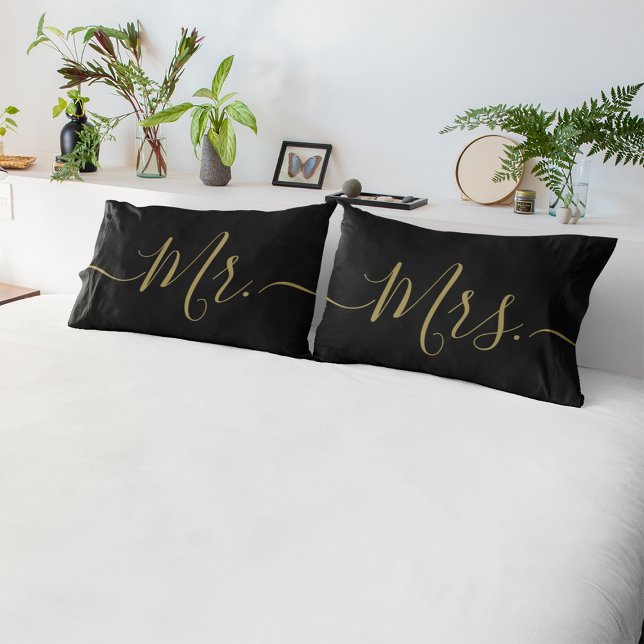 Housse D'oreillers Elegant Black and Gold Mr. Mrs. Script Newlywed (Mr. and Mrs. black gold elegant script newlywed pillow cases.)