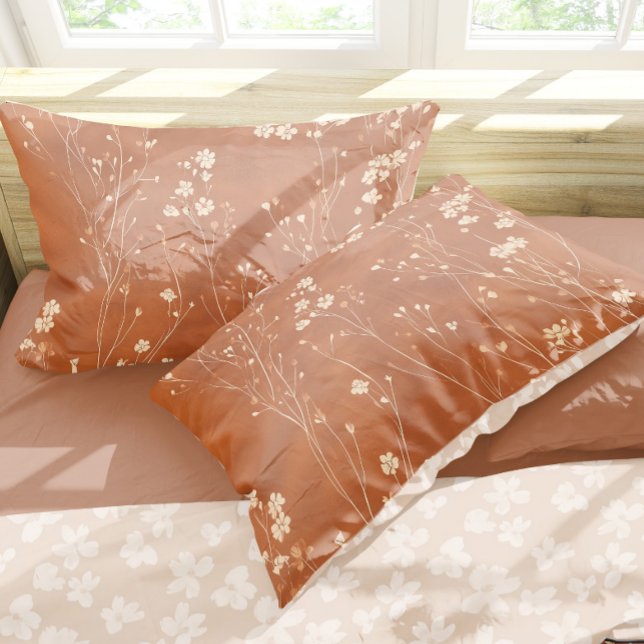 Housse D'oreillers Élégants Fleurs sauvages en terre cuite (Transform your bedroom into a cozy haven with this stunning terracotta wildflowers pillow case.)