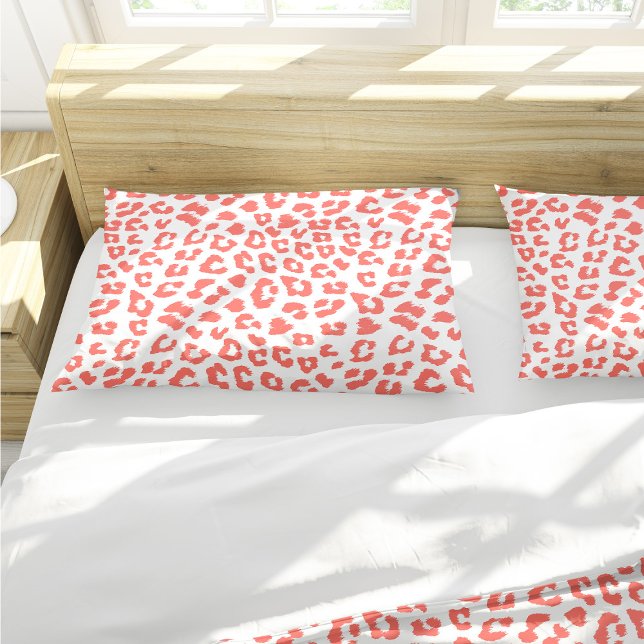 Housse D'oreillers Empreinte de léopard de corail vivant (Living Coral Leopard Print Pillow Case by Looly Elzayat
)