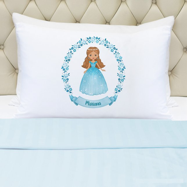 Housse D'oreillers Fairytale Princess Girl Pillowcase (A cute girls blue princess pillowcase. Personalize it with your girls name. So cute for her bed.)