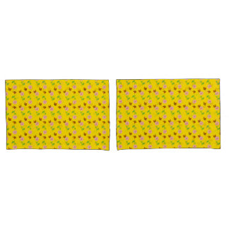 Housse D'oreillers fleurs aux papillons sur un arrière - plan jaune