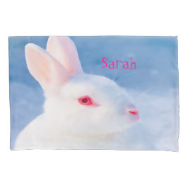 Housse D'oreillers Joli lapin blanc sur arrière - plan bleu ajouter n