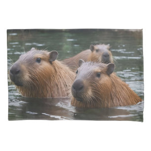 Housse D'oreillers Les capybaras nagent dans la rivière, 